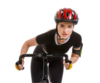 Beyaz arka planda bisiklete binen kadın bisikletçi