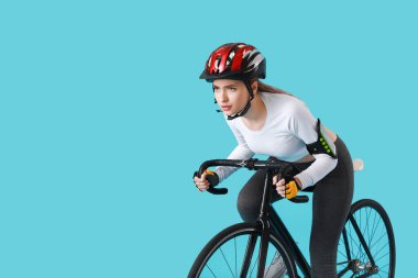 Renkli arka planda bisiklet süren kadın bisikletçi