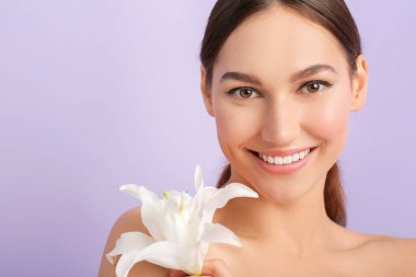 Geçmişinde taze zambak olan güzel bir genç kadın.