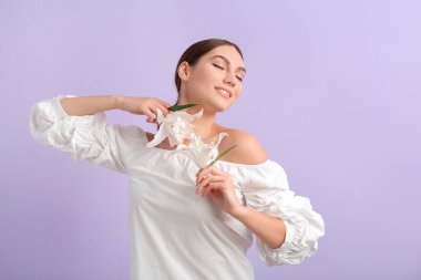 Renkli zambakları olan genç ve güzel bir kadın.