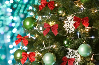 Güzel dekore edilmiş Noel ağacı, yakın plan.