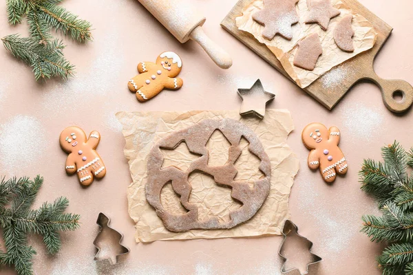 Zencefilli kurabiyeler için taze hamur ve renk arka planında kesiciler