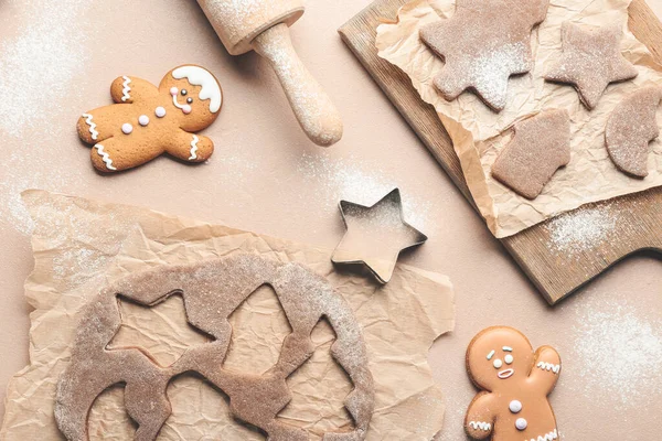 Zencefilli kurabiyeler için taze hamur ve renk arkaplan kesicisi