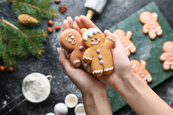 Zencefilli kurabiyeli kadın elleri.