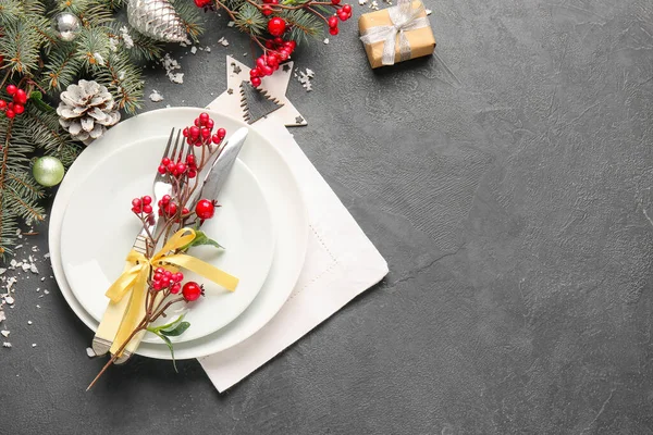 Schöne Weihnachtliche Tischdekoration Mit Mistel Auf Dunklem Hintergrund — Stockfoto