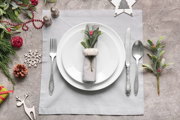 Schöne Weihnachtliche Tischdekoration Mit Mistel Auf Grunge Hintergrund — Stockfoto
