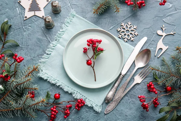 Schöne Weihnachtliche Tischdekoration Mit Mistel Auf Farbigem Hintergrund — Stockfoto