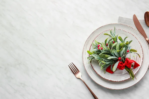 Bella Tavola Natale Impostazione Con Vischio Sfondo Bianco — Foto Stock