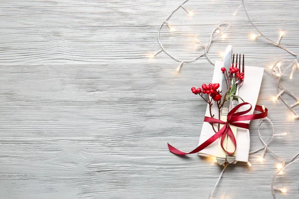 木製の背景にミステリーと美しいクリスマステーブルの設定 — ストック写真