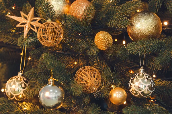 Güzel Dekore Edilmiş Noel Ağacı Yakın Plan — Stok fotoğraf