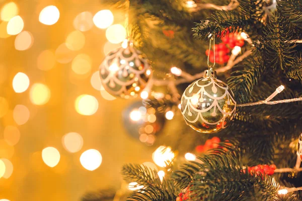 Bulanık Işıklara Karşı Güzel Süslenmiş Noel Ağacı — Stok fotoğraf