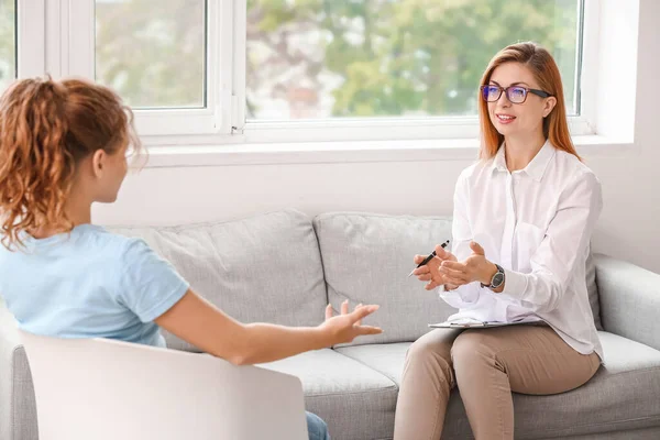 Psychologue Travaillant Avec Une Adolescente Bureau — Photo