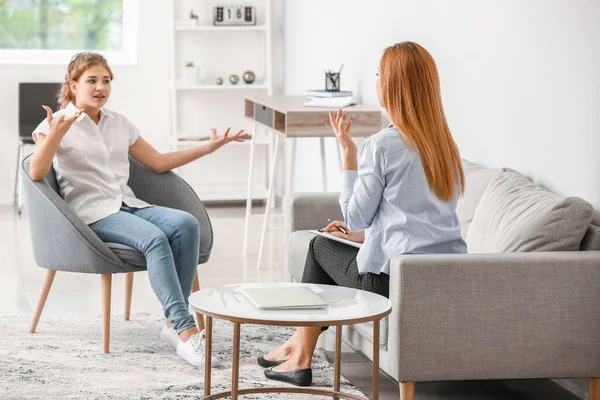 Ofiste genç bir kızla çalışan psikolog.