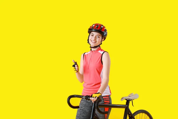 Žena Cyklistka Jízdním Kolem Barevném Pozadí — Stock fotografie
