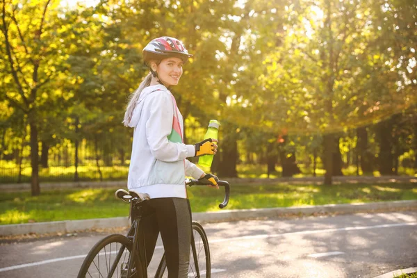 Ciclista Mujer Montar Bicicleta Aire Libre —  Fotos de Stock