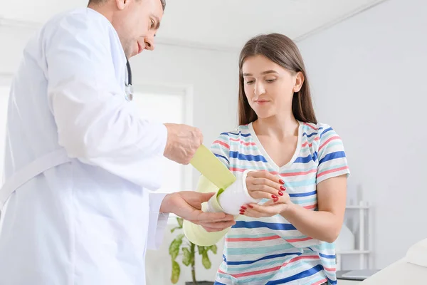 Young Woman Broken Arm Visiting Doctor Clinic — Stock Photo, Image