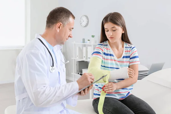 Young Woman Broken Arm Visiting Doctor Clinic — Stock Photo, Image