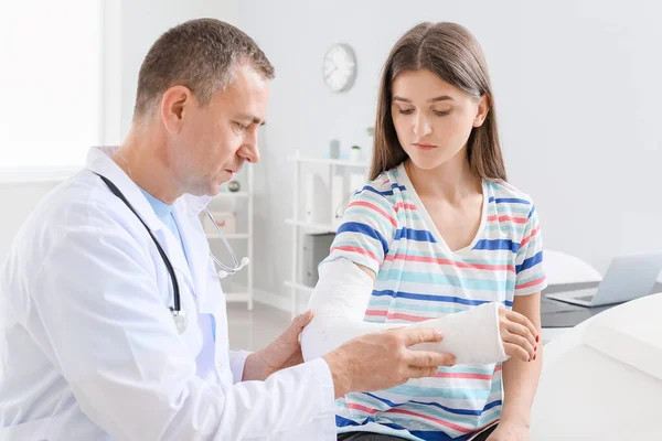 Young Woman Broken Arm Visiting Doctor Clinic — Stock Photo, Image