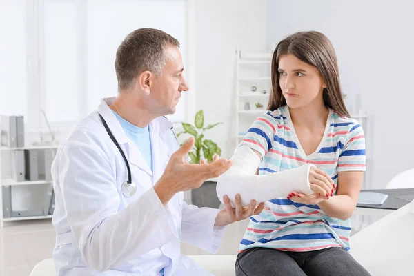 Young Woman Broken Arm Visiting Doctor Clinic — Stock Photo, Image