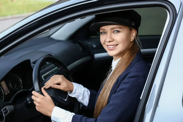 Bellissimo Autista Guida Auto Lusso — Foto Stock