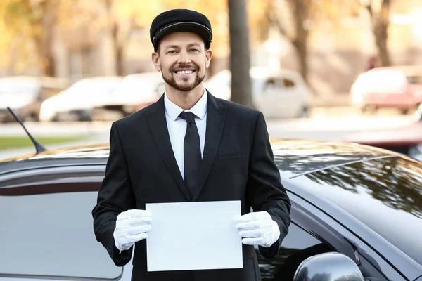 Bellissimo Autista Con Foglio Carta Bianco Vicino Auto Lusso — Foto Stock