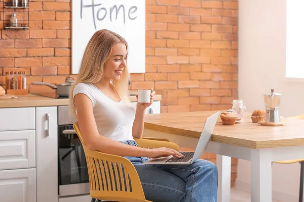 Young Woman Laptop Drinking Hot Coffee Kitchen — Stock Photo, Image
