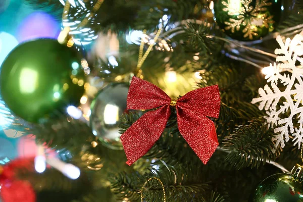 Schön Geschmückter Weihnachtsbaum Nahaufnahme — Stockfoto