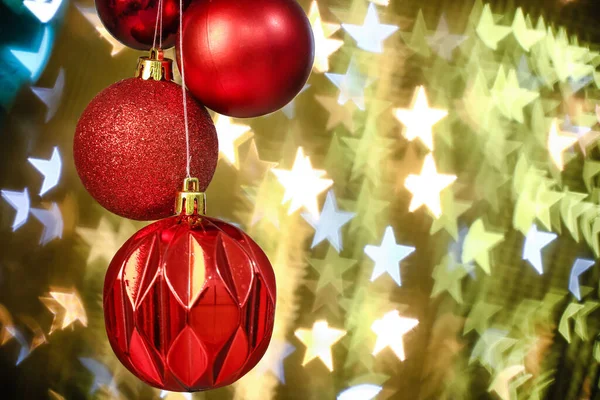 Kerstballen Ophangen Tegen Wazig Licht — Stockfoto