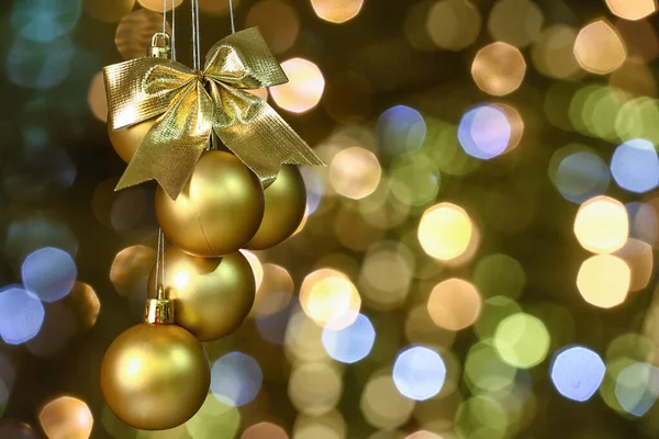 Pendurado Bolas Natal Contra Luzes Embaçadas Fotografias De Stock Royalty-Free