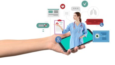 Elinde cep telefonu olan beyaz arka planda küçük bir bayan doktor olan bir kadın. Teletıp kavramı