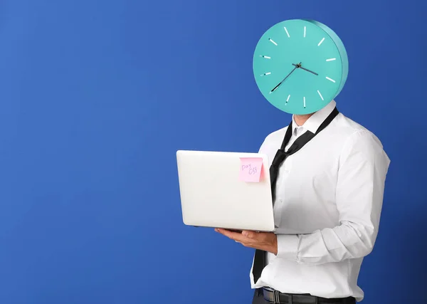 Jungunternehmer Mit Uhr Statt Kopf Und Laptop Auf Farbigem Hintergrund — Stockfoto