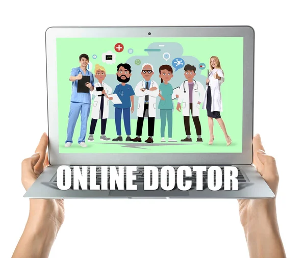 在白底背景下与一组医生一起在屏幕上拿着笔记本电脑的妇女 远程医疗的概念 — 图库照片