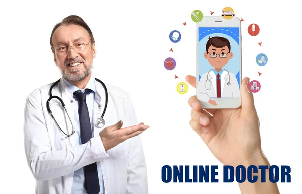 成熟的医生和女性手拿着白色背景的手机 远程医疗的概念 — 图库照片