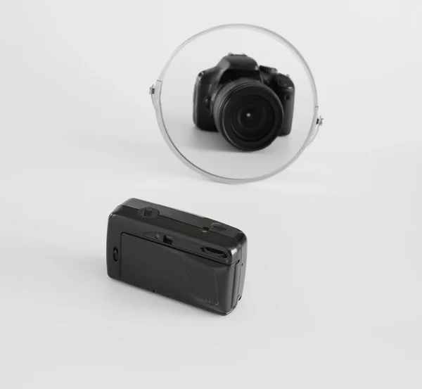Old Photo Camera Looking Its Reflection Mirror Light Background — Stock Photo, Image