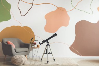 Modern teleskopla şık bir oda.