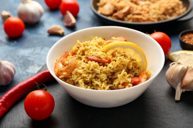 Tabakta lezzetli pilav var.