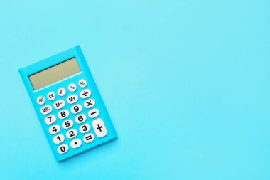 Renk arkaplanı üzerinde dijital hesap makinesi