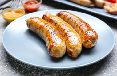 Lezzetli ızgara sosis tabağı, yakın plan.