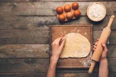 Kadın fırını hazırlıyor, en üst katta.