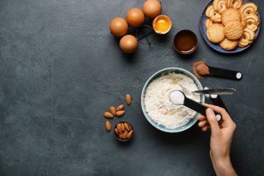 Kadın fırını hazırlıyor, en üst katta.