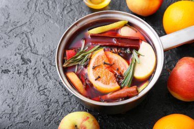 Koyu arka planda sıcak sıcak şarap ile tencere.