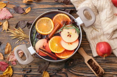 Masada sıcak sıcak şarap ile tencere.