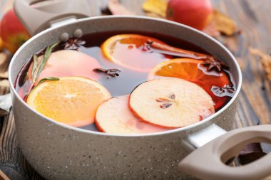 Sıcak sıcak şaraplı tencere, yakın plan.