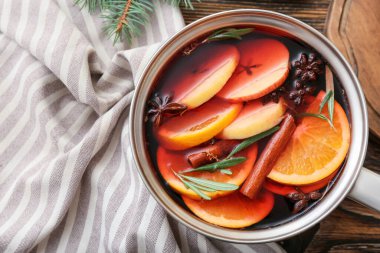 Masada sıcak sıcak şarap ile tencere.