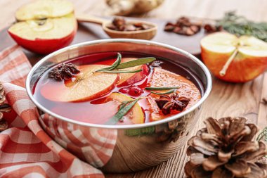 Masada bir kase sıcak şarap.