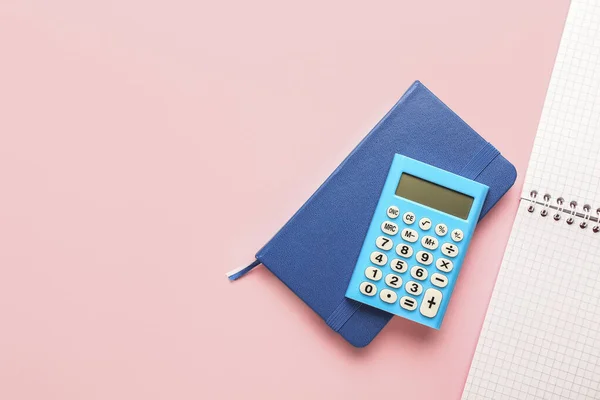 Calculadora Digital Notebooks Sobre Fundo Cor — Fotografia de Stock