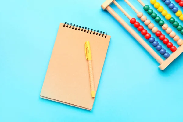 Abacus Madeira Com Notebook Caneta Sobre Fundo Cor — Fotografia de Stock