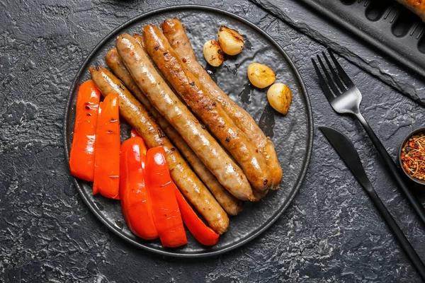 Teller Mit Leckeren Grillwürsten Und Gemüse Auf Dem Tisch — Stockfoto