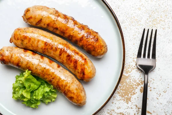 Teller Mit Leckeren Grillwürsten Auf Holztisch Nahaufnahme — Stockfoto