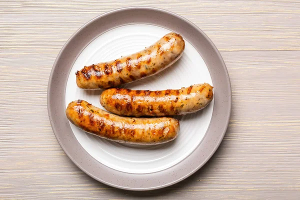 Teller Mit Leckeren Grillwürsten Und Gemüse Auf Dem Tisch — Stockfoto